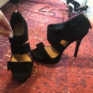 Steve Madden Black Suede Pumps